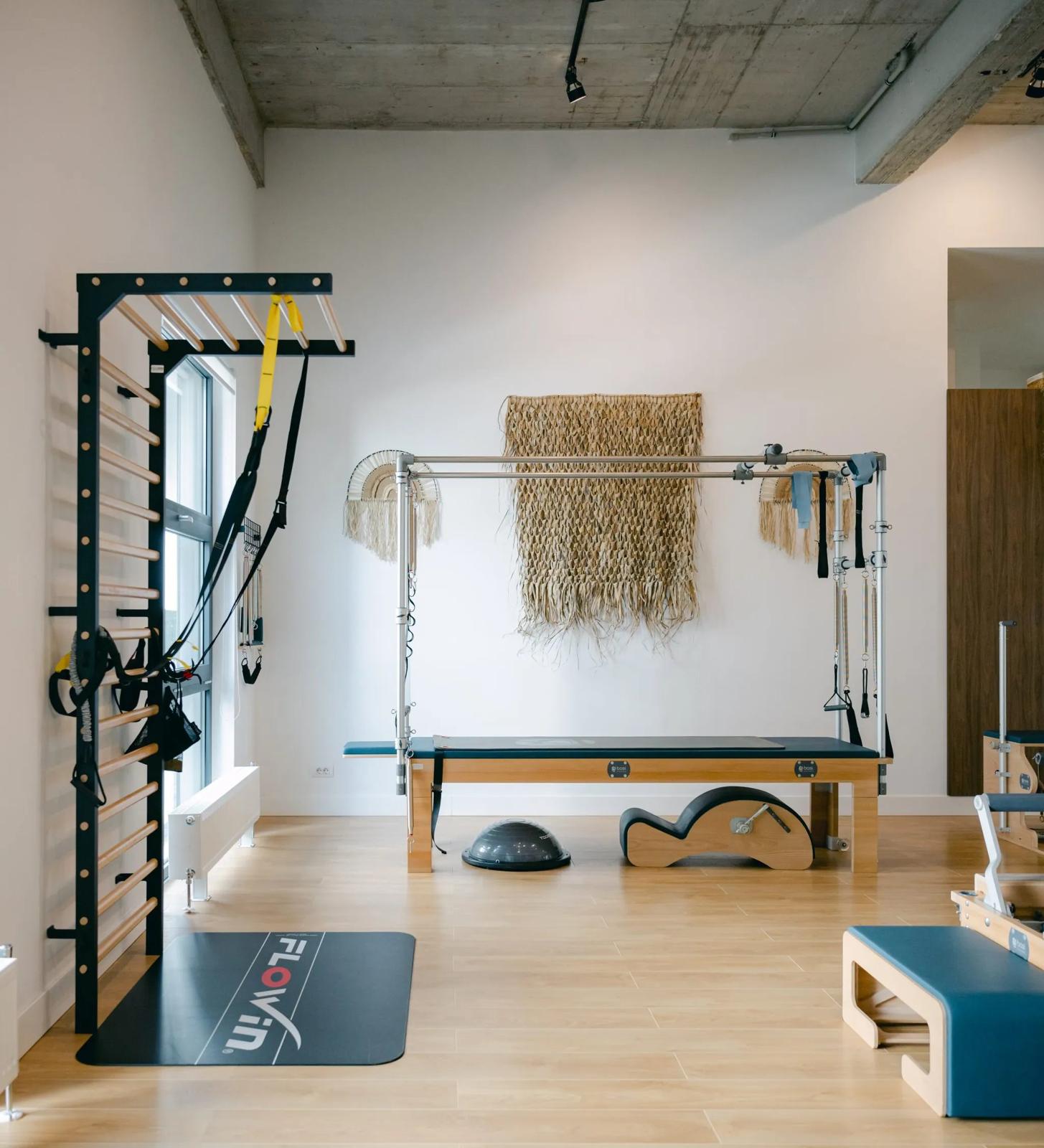 Spalier și cadillac în sala de pilates